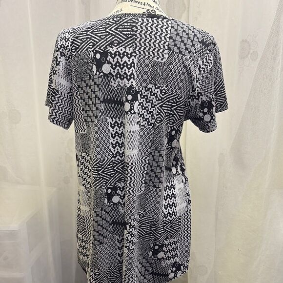 Women's Black and White Patterned Top - Picture 3 of 3